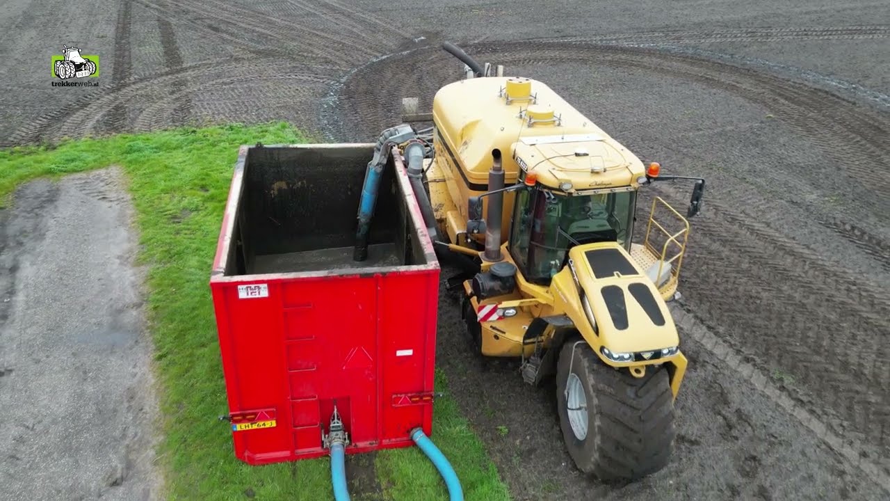 Challenger Terra Gator 8333 CVT aan het bouwland bemesten