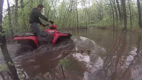 POLARIS SPORTSMAN IN DEEP WATER