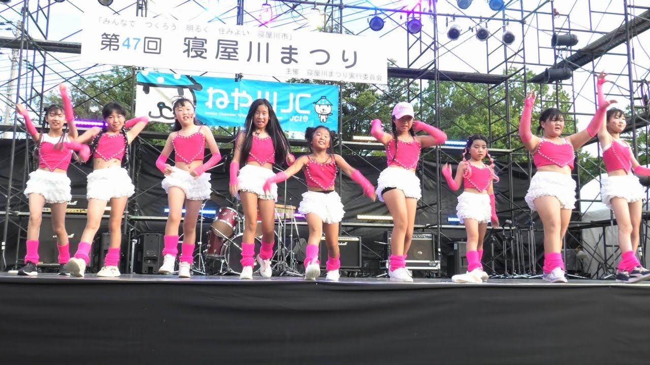 [4K] ピンクと白の衣装で可愛らしいダンスチーム👍