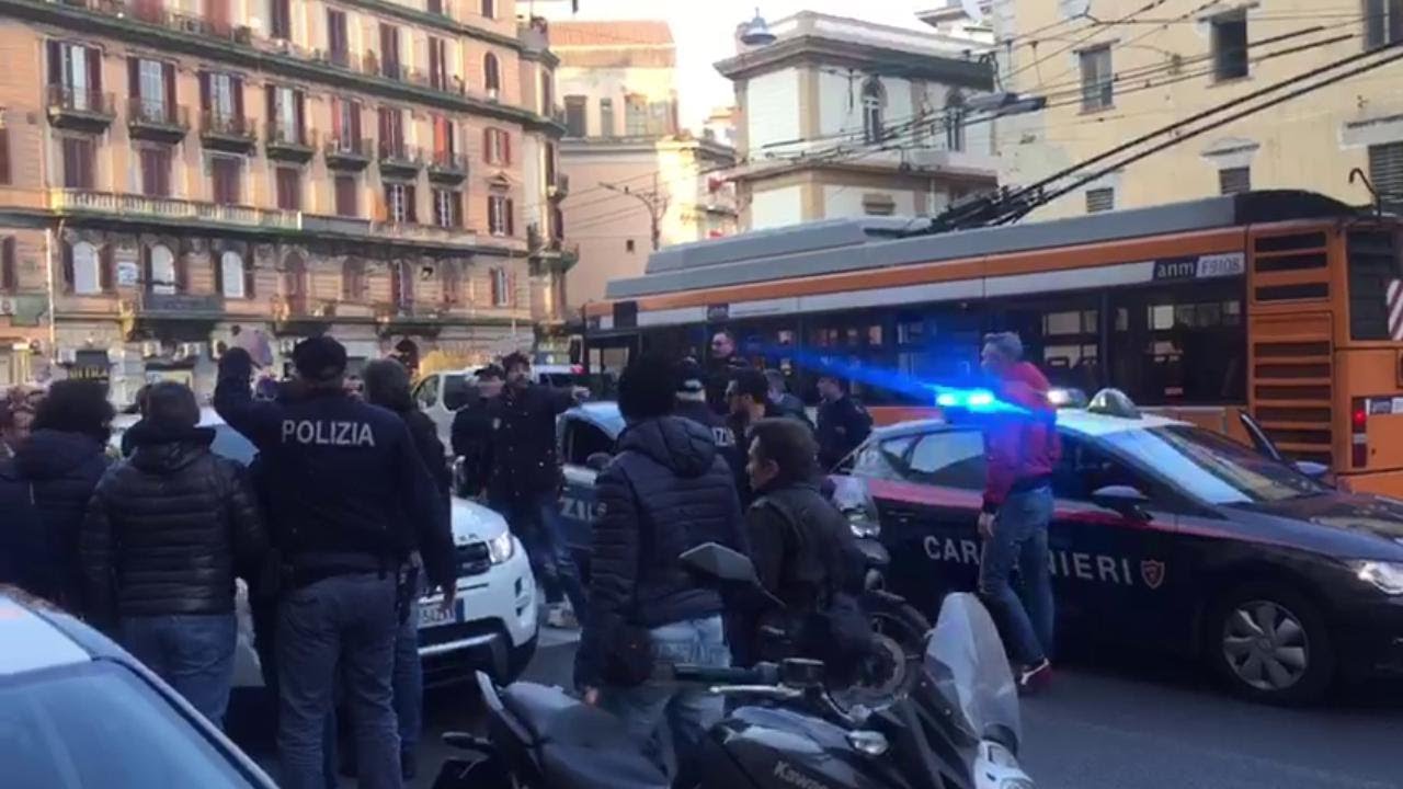 Napoli, arrestato il boss Marco Di Lauro. L'arrivo in Questura e l'esultanza dei poliziotti