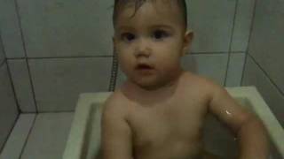 Luca Baauw taking a bath