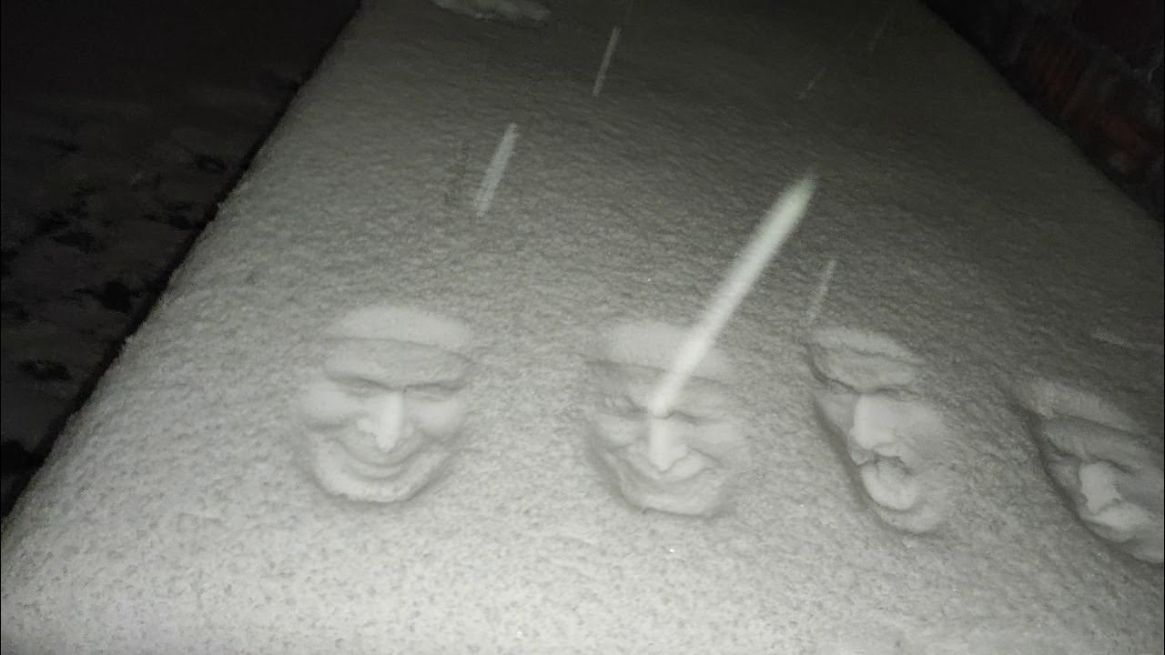 лицом в снег видео. сорокин в снегу. отпечаток лица в снегу челлендж фото. загорать на снегу. парень в снегу.