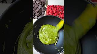 An immersive process of making "strawberry-only snowflake crisps" using sugar-free marshmallows
