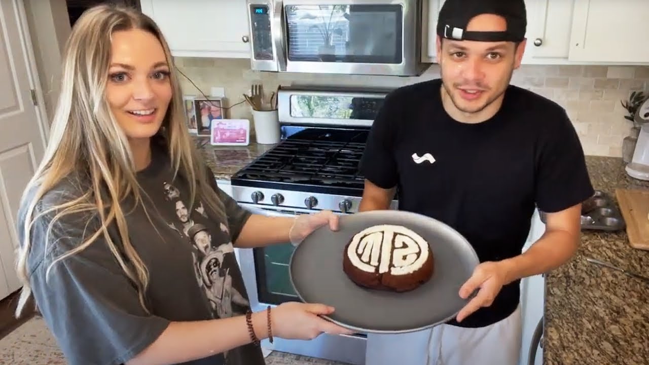 Britt bakes a cake for TSM Erobb
