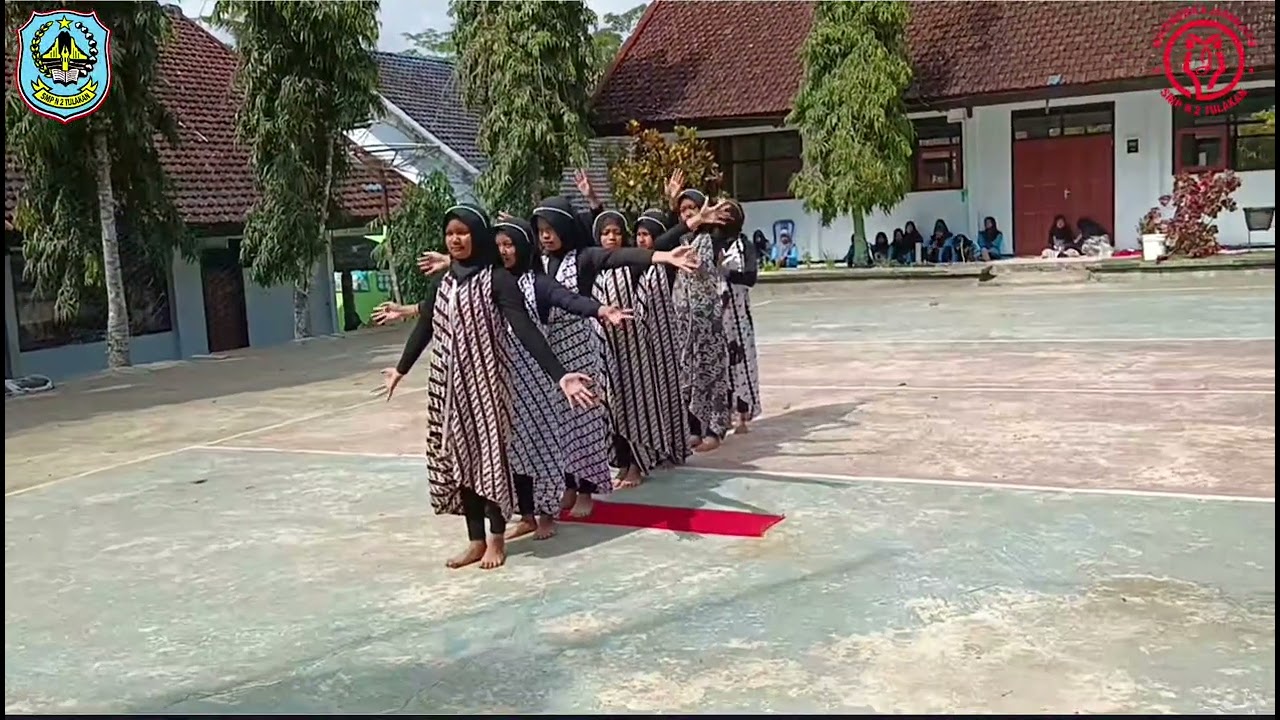 Penampilan Tari ...  dari kelas 8C SMP Negeri 2 Tulakan