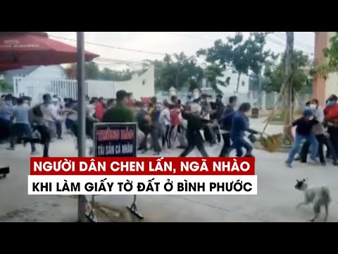 Video Kinh hoàng cảnh người dân chen lấn, ngã nhào khi làm... - youtube