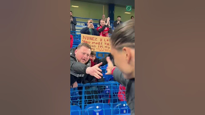 #shorts Darwin Núñez le regaló su camiseta de Liverpool a un niño de la tribuna