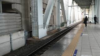 TWR新木場駅、ＪＲ埼京線直通通勤快速川越行の入線シーン