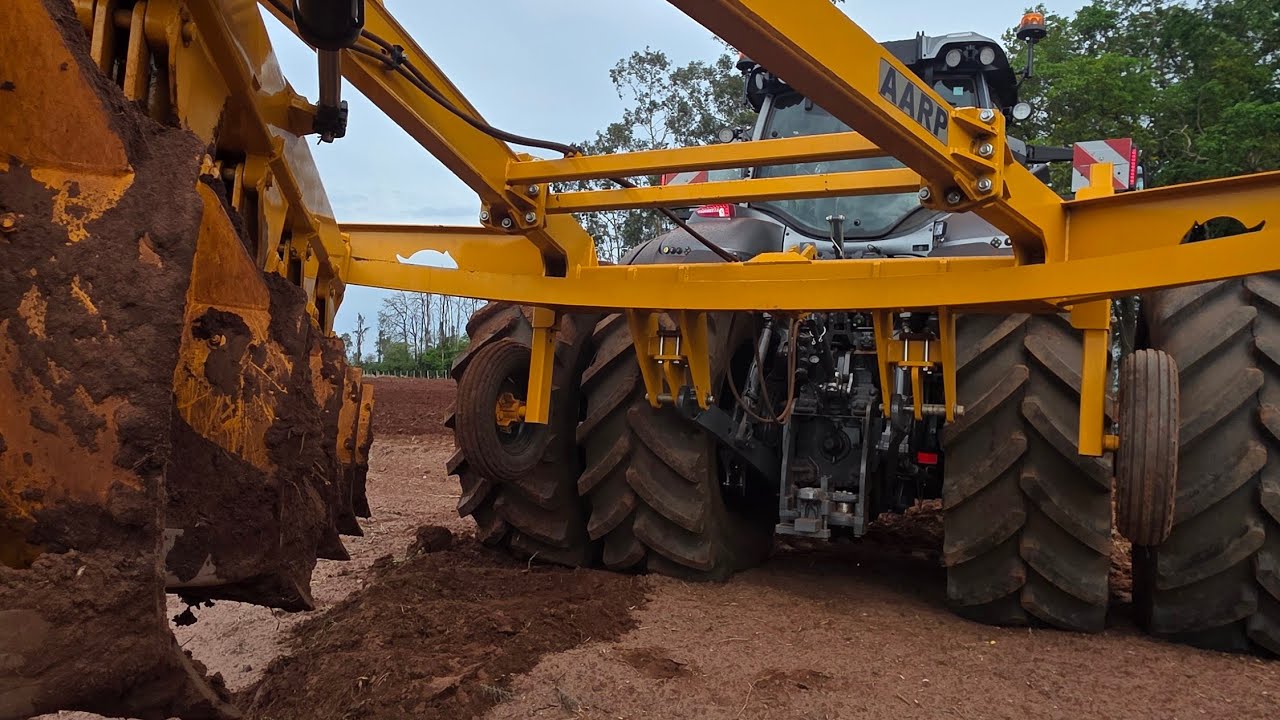 TOMBADOR JÁ TA COM UMA PÁ A MENOS || Q305 VALTRA + ARADO TATU