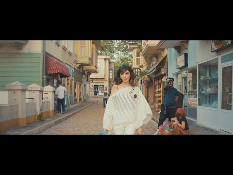 Aslı Demirer - Saat Oniki (Official Video)  #SaatOniki