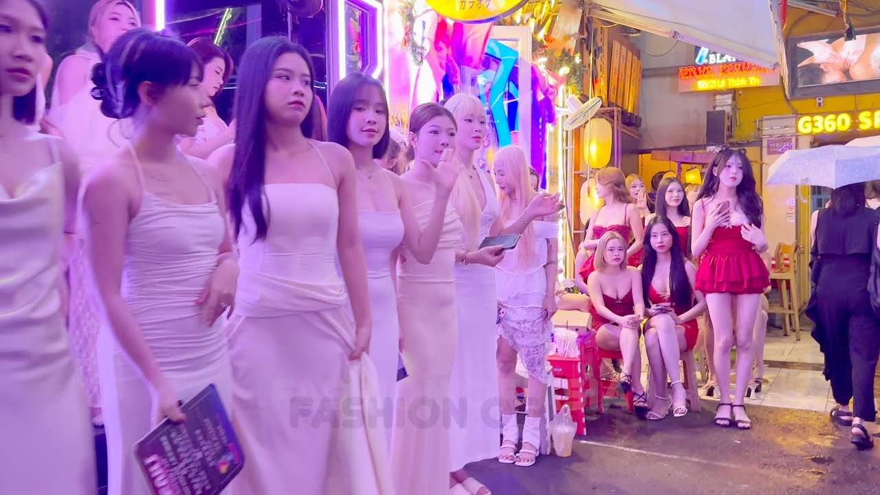 [4k] Vietnam Saigon Hochiminh City Nightlife Street Scenes. So Many Pretty Ladies!