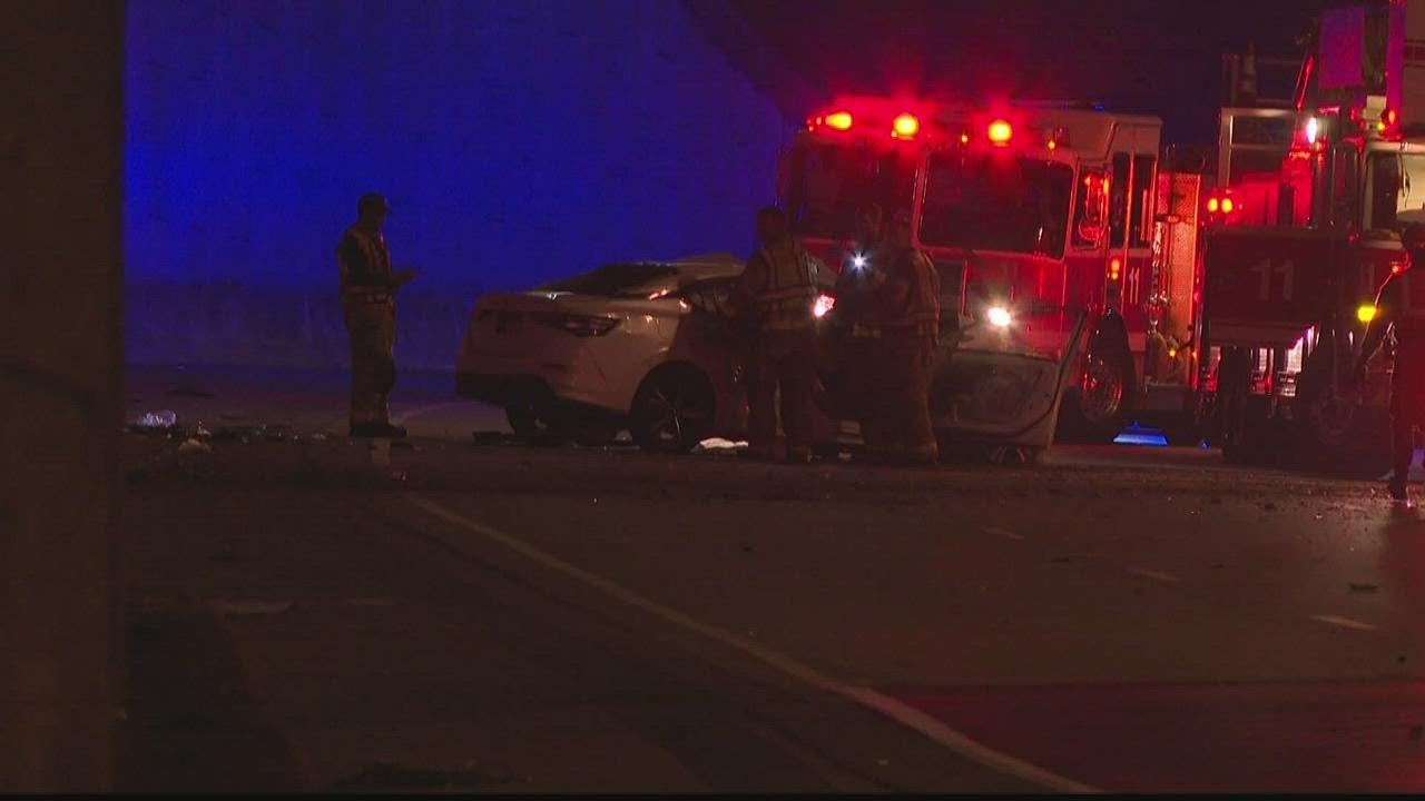 2 people hurt in single-vehicle crash on Buford Highway - YouTube