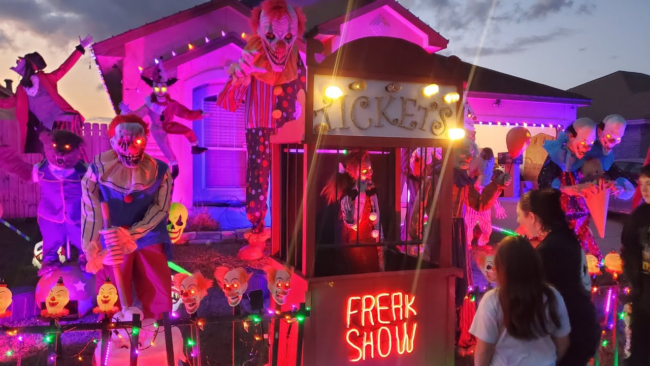 Checking Out the Local Halloween 2024 Spooky Yard Dispay! Scary Clown Animatronics Walkthrough Tour