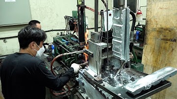 Process of making zinc alloy button. Korean button factory