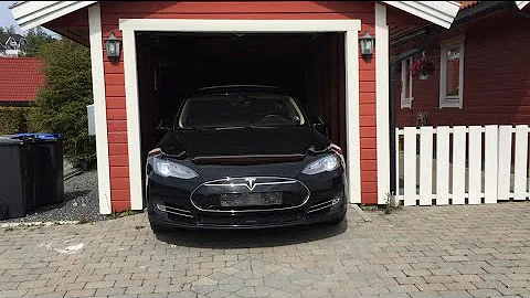 ¿Puede un Tesla aparcarse solo en un garaje?
