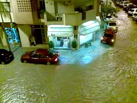 Noche del dia 18 de octubre de 2008, podemos observar la cantidad de agua que baja por una de las principales calles de BenicarlÃ³. Video filmado por Manolo (Zenitram)
