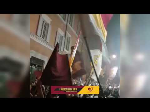 22/07/2022: i tifosi giallorossi cantano La Roma sì e il Feye No a via Uffici del Vicario