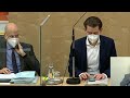 Bundeskanzler Sebastian Kurz spielt im Nationalrat mit seinem Handy