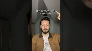 Spor Salonunda Selfie Çeken Kızlar