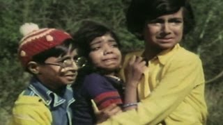 Emotional scene from superhit movie bahadur bachhe (1977) starring:
master prakash, satish, bhanu baby indira. producer: m.k balaji si...