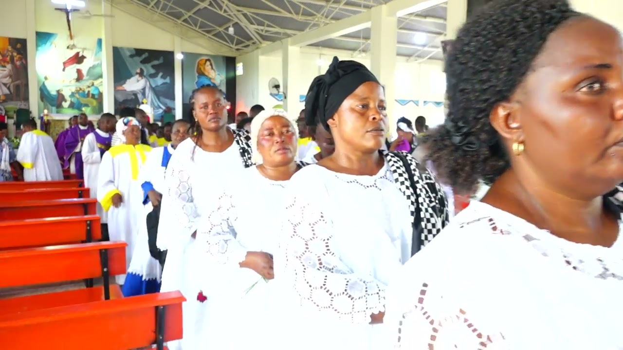 MWILI WA MAREHEMU GETRUDE UKITOLEWA  KANISANI KUELEKEA MAKABURI YA KANISANI