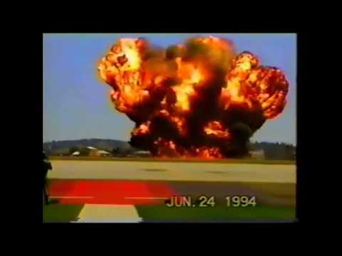 Момент падения американского бомбардировщика B-52 на авиабазе Фэйрчайлд 1994 год.