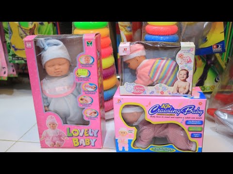 Dalam video ini D'Vita Comel akan memberi makan dan minum boneka bayi yaitu baby Ana dan Baby Queiro. 