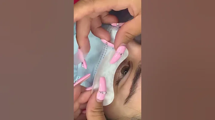 How to prep your client for her lash appointment