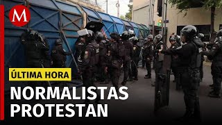 Normalistas protestan ante la Segob; intentan derribar vallas de seguridad