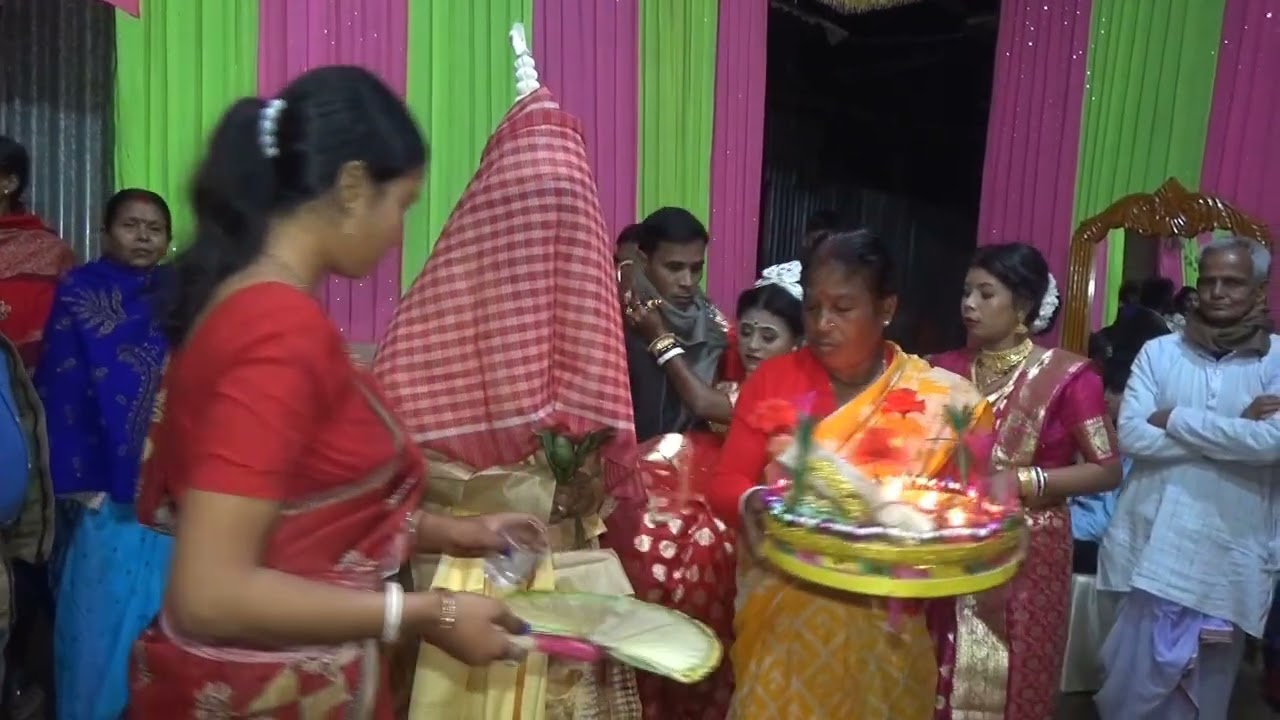 সাতপাকে আবধ্য হয়েছে বাঙালি বিয়ের নজর কারা মুহূর্ত। তারা নতুন জীবন শুরু করবে মালা বদলের মাধ্যমে।