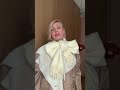 Сделала бантик из шарфика!🔥 Мне кажется, это тренд сезона, а вам? #стилист #зимнийобраз #лайфхак