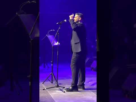 تفاعل الجمهور مع آدم خلال تقديمة أغنية خلص الدمع بحفله في فرنسا