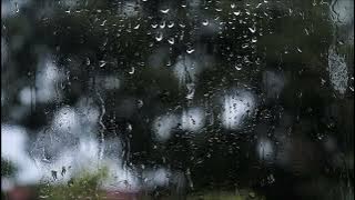 (background video) percikan air hujan di kaca jendela.