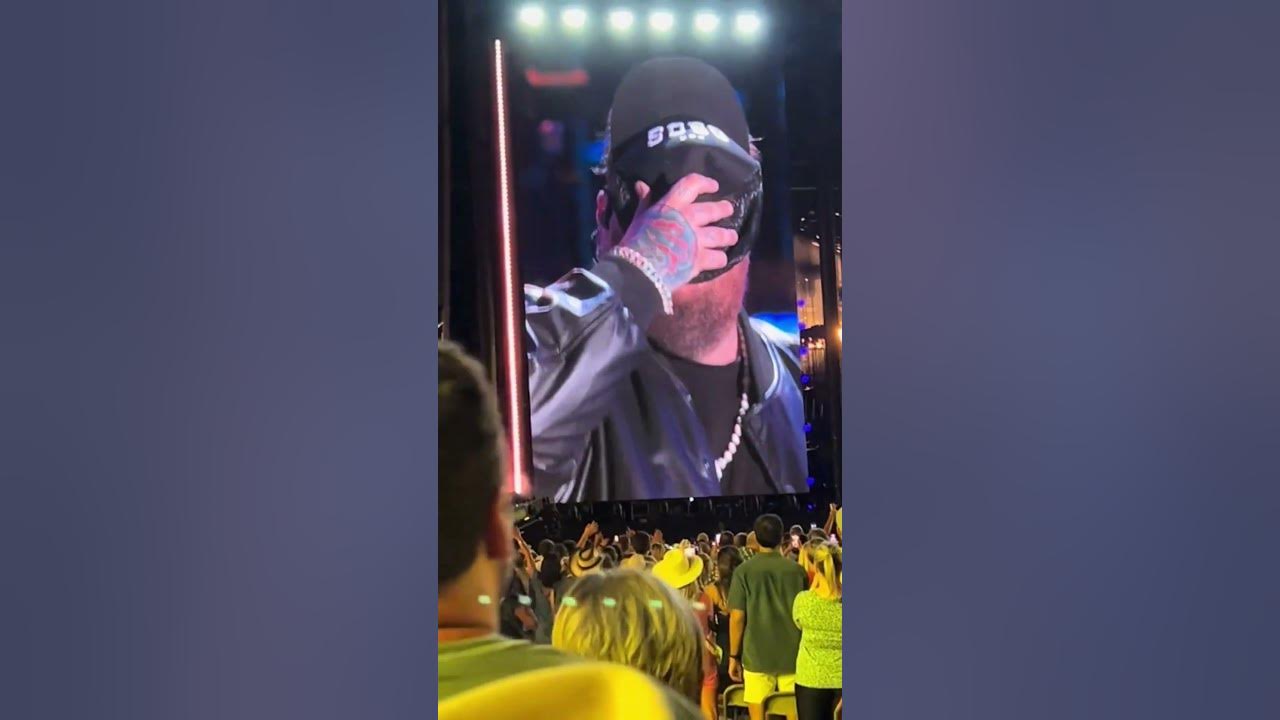 Jelly Roll becomes overwhelmed by crowd's support