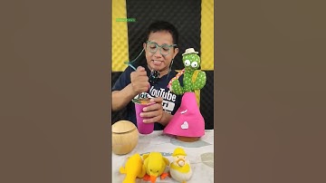 Thumbnail of Makan Sekaligus Minum Jus Buah Naga dengan Sedotan Kacamata #shorts