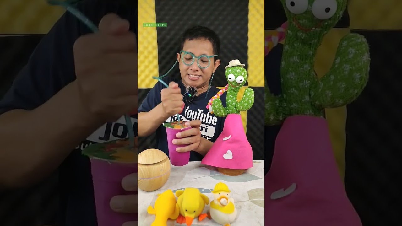 Makan Sekaligus Minum Jus Buah Naga dengan Sedotan Kacamata 