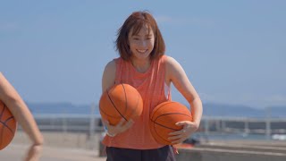 石川佳純が爽やかタンクトップ姿でバスケに初挑戦も…大苦戦！？シュートが決まって大喜びする場面も　JSC新TVCM『石川佳純、バスケはじめる』篇