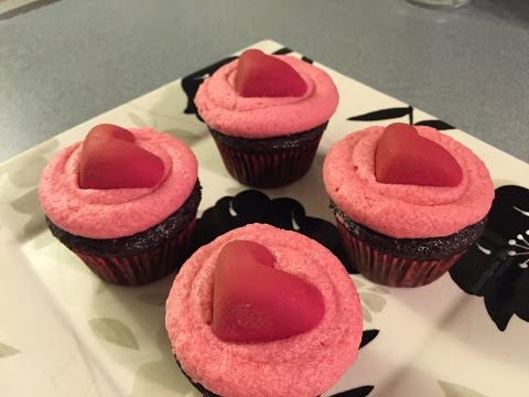 chocolate-cupcakes-with-raspberry-buttercream