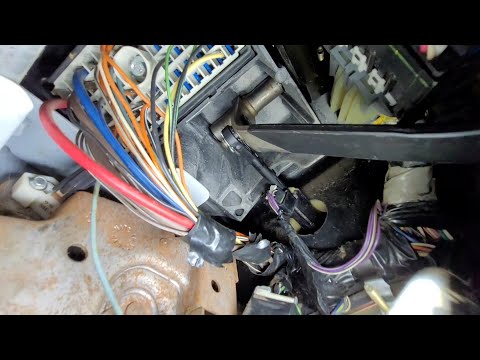 Vídeo: Com es fixa un pedal d'embragatge en un Chevy s10?