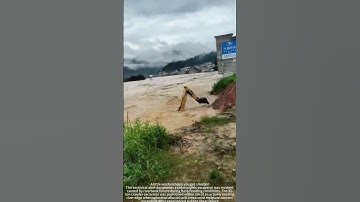 River bank collapse Excavator: The thrilling moment when heavy machinery disappears in an instant