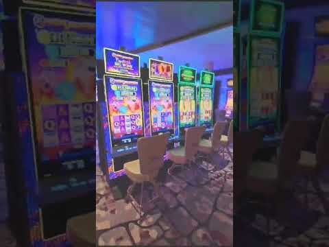 Melissa y miyagi bailan cumbia Colombiana en Casino Veracruz.