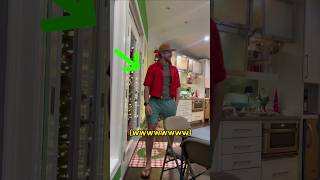 おばあちゃんの服をこっそり着たら いつ気づくのか?