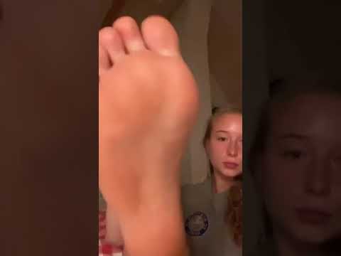 Webcam'de Ayak Tabanlarını Gösteren Rus Kız - Russian Girl Feet Soles