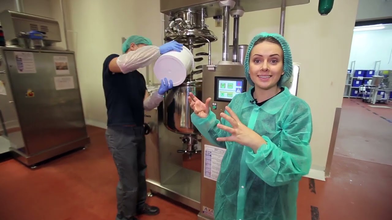 ИЗ ЧЕГО ДЕЛАЮТ ПОМАДУ ДЛЯ ГУБ НАСТОЯЩИЙ ЗАВОД КОСМЕТИКИ: ПОДРОБНЫЙ ОБЗОР И ПРОЦЕСС ПРОИЗВОДСТВА!