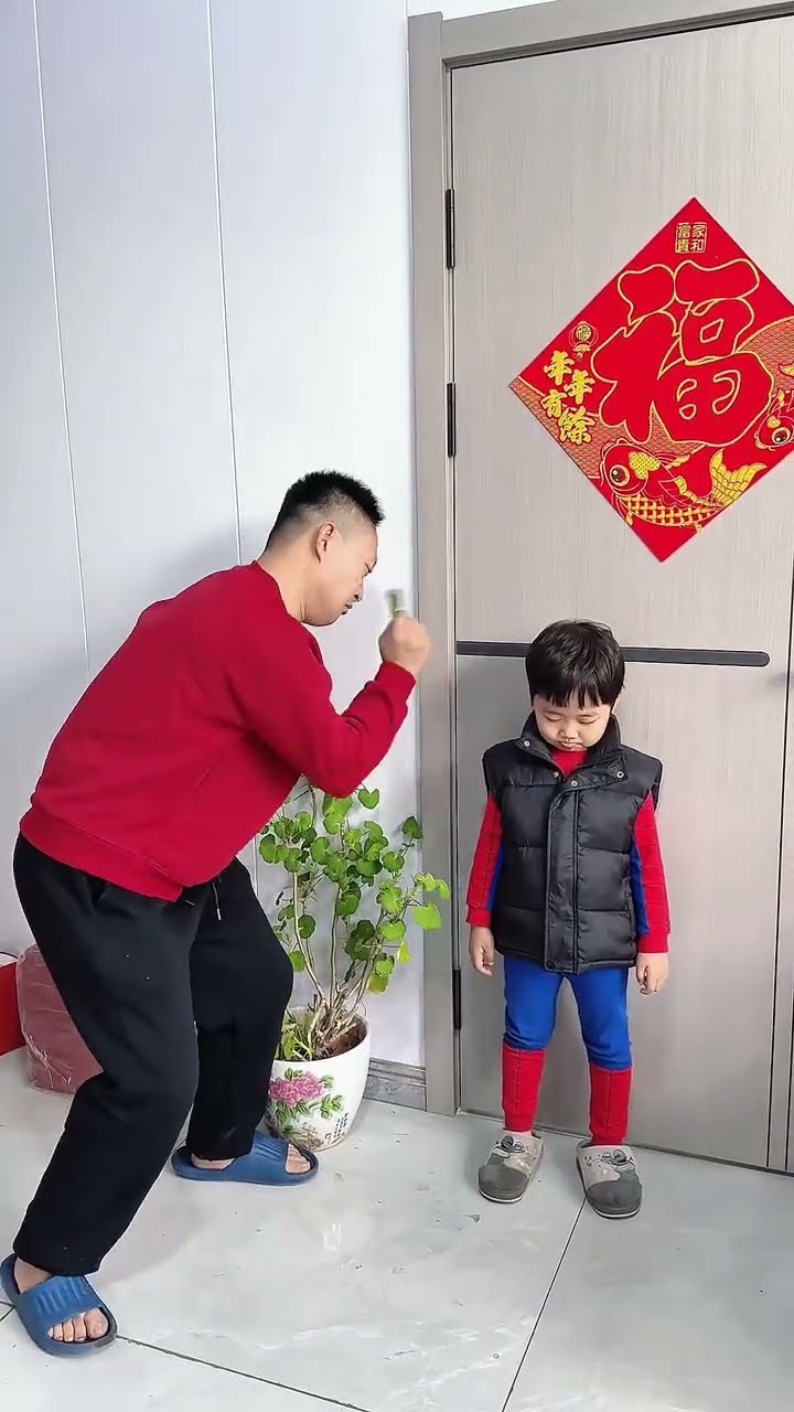 爸爸教育儿子，劲再大点儿，儿子身上的灰就拍下来了！#Cute baby#Cute#呆萌小米宝#聪明宝宝#萌娃