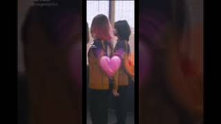 Kız Dönüp Boraya Bakıyor