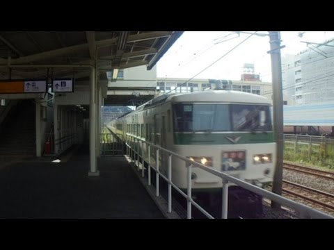 JR東日本　平塚駅1番線（東海道線上り）　特急踊り子号185系通過