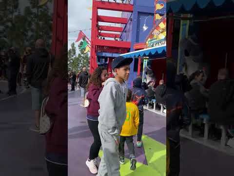 Video: Simpsonlar Universal Studios Hollywood-da gəzinti