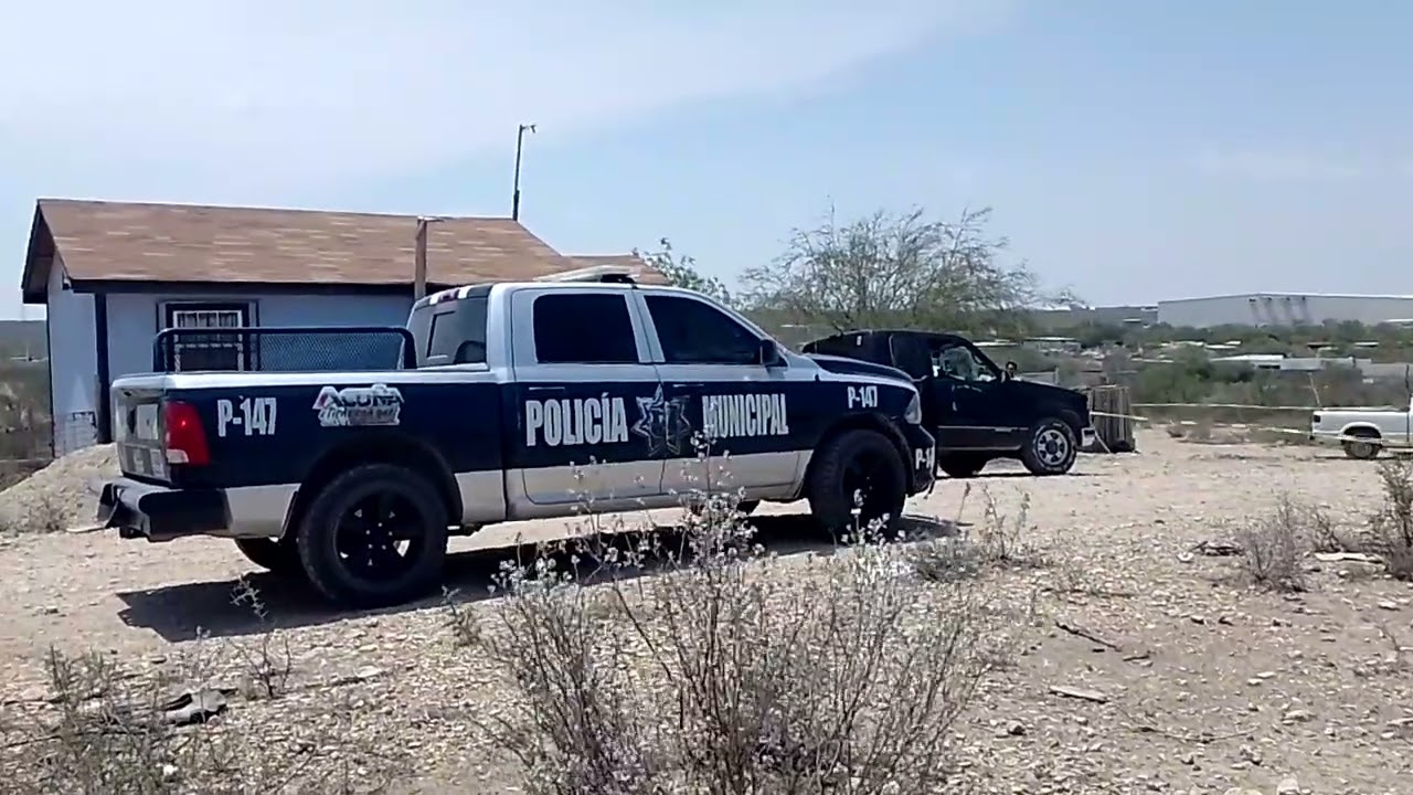 Mientras hacia mecánica a su camioneta, está le cae encima desviviendolo.