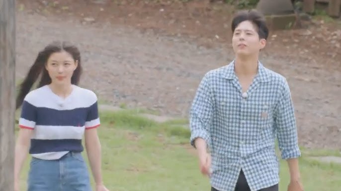 Park Bo Gum Glanced to Kim Yoo Jung Again and Again 